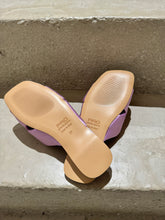 Laden Sie das Bild in den Galerie-Viewer, PAO Pantolette mit überkreuzten Riemen aus Satin in der Farbe Lila