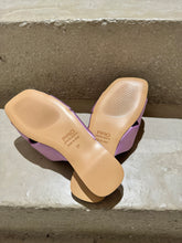 Laden Sie das Bild in den Galerie-Viewer, PAO Pantolette mit überkreuzten Riemen aus Satin in der Farbe Lila