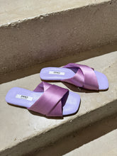 Laden Sie das Bild in den Galerie-Viewer, PAO Pantolette mit überkreuzten Riemen aus Satin in der Farbe Lila