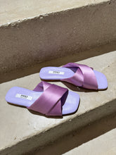 Laden Sie das Bild in den Galerie-Viewer, PAO Pantolette mit überkreuzten Riemen aus Satin in der Farbe Lila