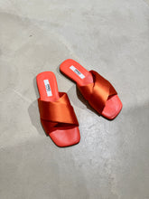 Laden Sie das Bild in den Galerie-Viewer, PAO Pantolette mit überkreuzten Riemen aus Satin in der Farbe ARANCIO