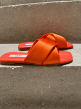 Laden Sie das Bild in den Galerie-Viewer, PAO Pantolette mit überkreuzten Riemen aus Satin in der Farbe ARANCIO