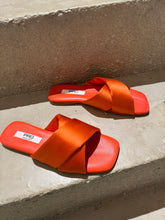 Laden Sie das Bild in den Galerie-Viewer, PAO Pantolette mit überkreuzten Riemen aus Satin in der Farbe ARANCIO