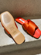 Laden Sie das Bild in den Galerie-Viewer, PAO Pantolette mit überkreuzten Riemen aus Satin in der Farbe ARANCIO