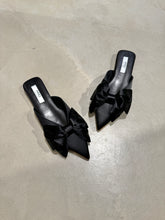 Laden Sie das Bild in den Galerie-Viewer, PAO Mules in Satin mit Schleife.