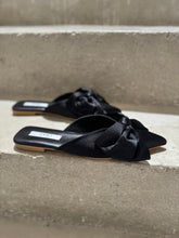 Laden Sie das Bild in den Galerie-Viewer, PAO Mules in Satin mit Schleife.