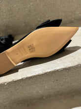 Laden Sie das Bild in den Galerie-Viewer, PAO Mules in Satin mit Schleife.