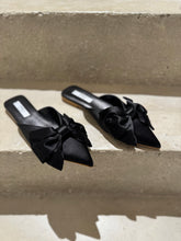 Laden Sie das Bild in den Galerie-Viewer, PAO Mules in Satin mit Schleife.