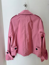 Laden Sie das Bild in den Galerie-Viewer, Neu! Cropped Trench-Jacke von HEYER in der Farbe Strawberry
