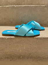 Laden Sie das Bild in den Galerie-Viewer, PAO Pantolette mit überkreuzten Riemen aus Satin in der Farbe Turchese