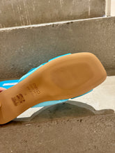 Laden Sie das Bild in den Galerie-Viewer, PAO Pantolette mit überkreuzten Riemen aus Satin in der Farbe Turchese