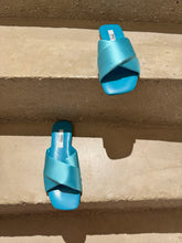 Laden Sie das Bild in den Galerie-Viewer, PAO Pantolette mit überkreuzten Riemen aus Satin in der Farbe Turchese