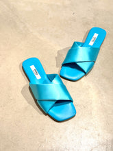 Laden Sie das Bild in den Galerie-Viewer, PAO Pantolette mit überkreuzten Riemen aus Satin in der Farbe Turchese