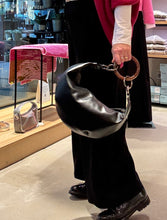 Laden Sie das Bild in den Galerie-Viewer, Tiefenbacher Lehmann Moonbag in der Farbe Schwarz