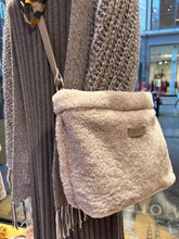 Laden Sie das Bild in den Galerie-Viewer, Totebag in Lammfell von TIEFENBACHER LEHMANN