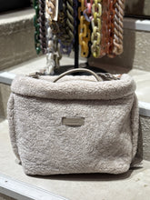 Laden Sie das Bild in den Galerie-Viewer, Totebag in Lammfell von TIEFENBACHER LEHMANN