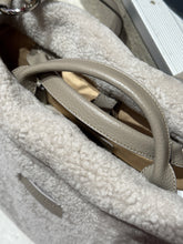 Laden Sie das Bild in den Galerie-Viewer, Totebag in Lammfell von TIEFENBACHER LEHMANN