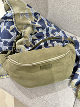 Laden Sie das Bild in den Galerie-Viewer, TIEFENBACHER LEHMANN HIP BAG maxi in Veloursleder in der Farbe Bamboo mit Silber