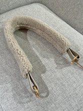 Laden Sie das Bild in den Galerie-Viewer, TIEFENBACHER LEHMANN Bagstrap Berlin aus Lammfell