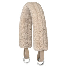 Laden Sie das Bild in den Galerie-Viewer, TIEFENBACHER LEHMANN Bagstrap Berlin aus Lammfell