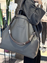 Laden Sie das Bild in den Galerie-Viewer, TIEFENBACHER LEHMANN - Tote bag aus Nappaleder in der Farbe Taupe