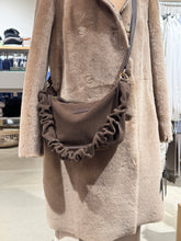 Laden Sie das Bild in den Galerie-Viewer, TIEFENBACHER LEHMANN bagstrap Schrunchie in Chocolate