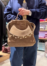 Laden Sie das Bild in den Galerie-Viewer, Totebag in Velourleder von TIEFENBACHER LEHMANN