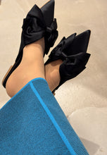 Laden Sie das Bild in den Galerie-Viewer, PAO Mules in Satin mit Schleife.