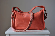 Laden Sie das Bild in den Galerie-Viewer, Tiefenbacher Lehmann Tasche midi Brioche in der Farbe Coral