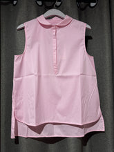 Laden Sie das Bild in den Galerie-Viewer, NARCISA ärmellose Bluse in Rosa mit Bubikragen
