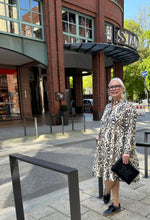 Laden Sie das Bild in den Galerie-Viewer, Leichtes Tunikakleid von NIU in Cremebeige mit Blau