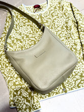 Laden Sie das Bild in den Galerie-Viewer, TIEFENBACHER LEHMANN Shopping bag midi in der Farbe fern mit Goldkarabiner