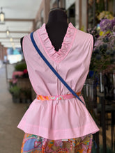 Laden Sie das Bild in den Galerie-Viewer, NARCISA ärmellose Bluse in Rosa mit Rüschen