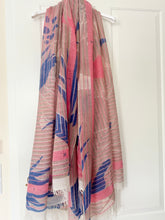 Laden Sie das Bild in den Galerie-Viewer, Friendly Hunting felted Cashmere Stole in Design Vanilla Skyin Taupe