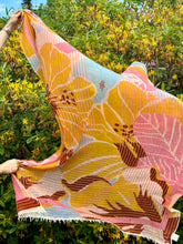 Laden Sie das Bild in den Galerie-Viewer, Friendly Hunting felted Cashmere Stole in Design Vanilla Sky