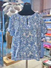 Laden Sie das Bild in den Galerie-Viewer, HEMISPHERE Bluse Olly mit pineapple Print
