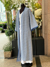 Laden Sie das Bild in den Galerie-Viewer, Kimonomantel von NIU in Blau und Weiß