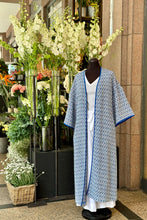 Laden Sie das Bild in den Galerie-Viewer, Kimonomantel von NIU in Blau und Weiß