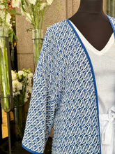 Laden Sie das Bild in den Galerie-Viewer, Kimonomantel von NIU in Blau und Weiß