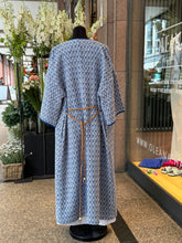 Laden Sie das Bild in den Galerie-Viewer, Kimonomantel von NIU in Blau und Weiß
