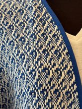 Laden Sie das Bild in den Galerie-Viewer, Kimonomantel von NIU in Blau und Weiß