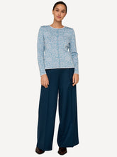 Laden Sie das Bild in den Galerie-Viewer, Oleana Heritage Cardigan Signe in Light blue