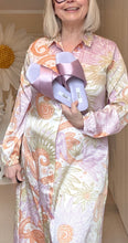 Laden Sie das Bild in den Galerie-Viewer, PAO Pantolette mit überkreuzten Riemen aus Satin in der Farbe Lila