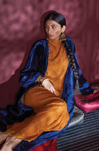 Laden Sie das Bild in den Galerie-Viewer, NIU Kimonomantel in Samt in der Farbe Blau