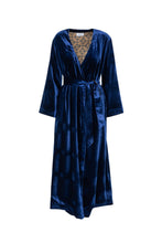 Laden Sie das Bild in den Galerie-Viewer, NIU Kimonomantel in Samt in der Farbe Blau
