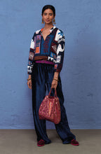 Laden Sie das Bild in den Galerie-Viewer, NIU Bluse mit Muster in der Farbe Indigo