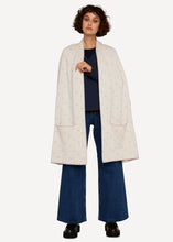 Laden Sie das Bild in den Galerie-Viewer, Neue Farbe! Oleana Upward, Onward Cape in der Farbe Canvas