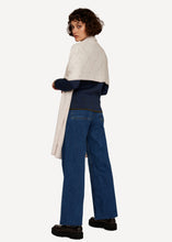 Laden Sie das Bild in den Galerie-Viewer, Neue Farbe! Oleana Upward, Onward Cape in der Farbe Canvas