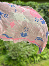 Laden Sie das Bild in den Galerie-Viewer, Friendly Hunting felted Cashmere Stole in Design Vanilla Skyin Taupe