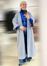 Laden Sie das Bild in den Galerie-Viewer, Kimonomantel von NIU in Blau und Weiß